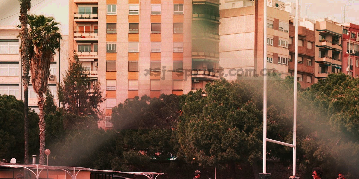 夜色球场中数据光轨沿对角线延伸至看台方向